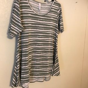 LuLaRoe PERFECT TEE, size Medium